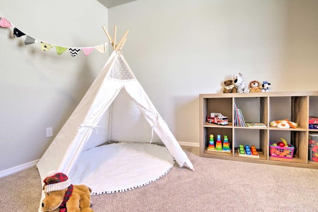 Family Friendly Playroom Garage كالدويل المظهر الخارجي الصورة